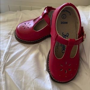 The CUTEST Red Mary Janes!! ♥️